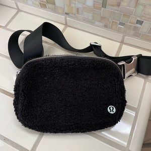 Sherpa black belt bag
